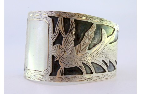 Argola de guardanapo em prata com fundo oxidado com relevos ao gosto asiático.